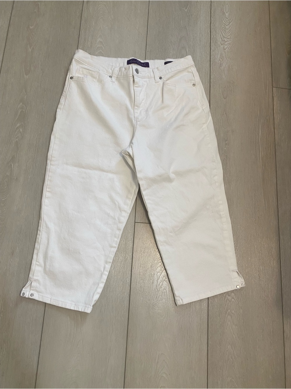 Gloria Vanderbilt Amanda White Denim  Capri pants with Dark Label